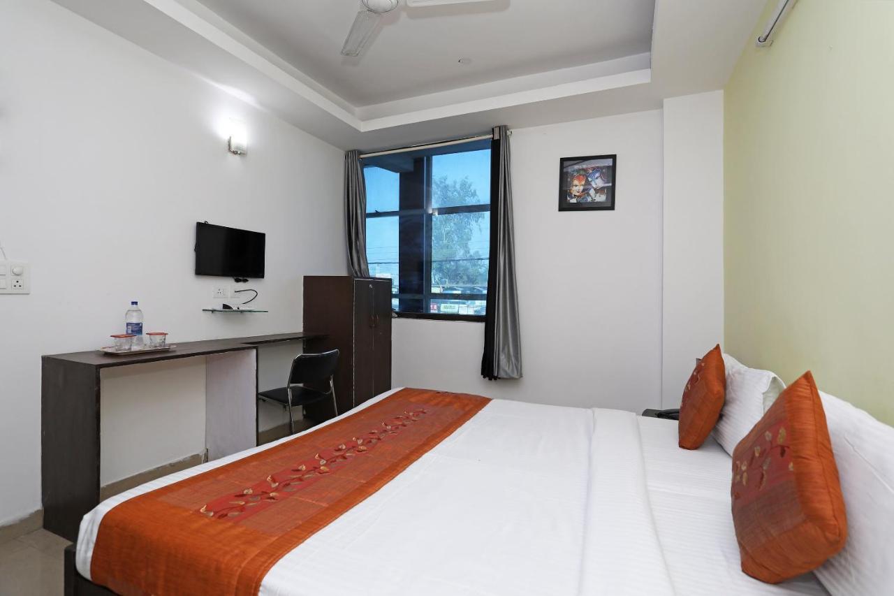 Oyo 11392 The Hotel Grand Hospitality Noida Bagian luar foto